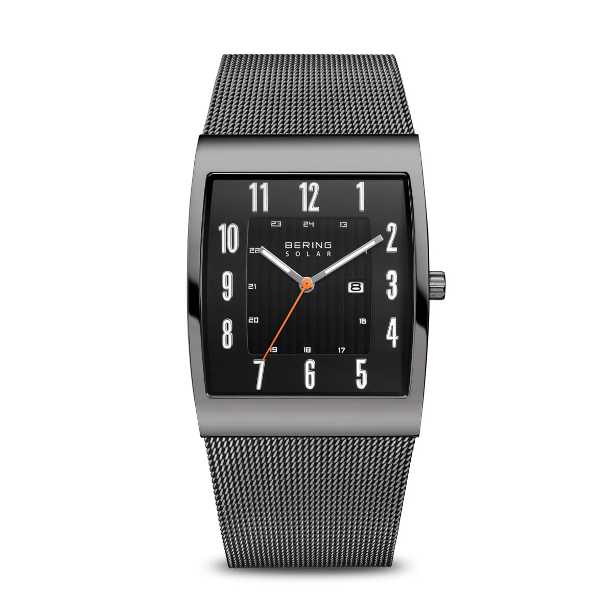 Het Bering 16433-377 horloge op zonne-energie heeft een moderne rechthoekige zwarte wijzerplaat met witte cijfers en een oranje secondewijzer. Het bevat een datumvenster op 3 uur en wordt geleverd met een stijlvolle mesh metalen band.