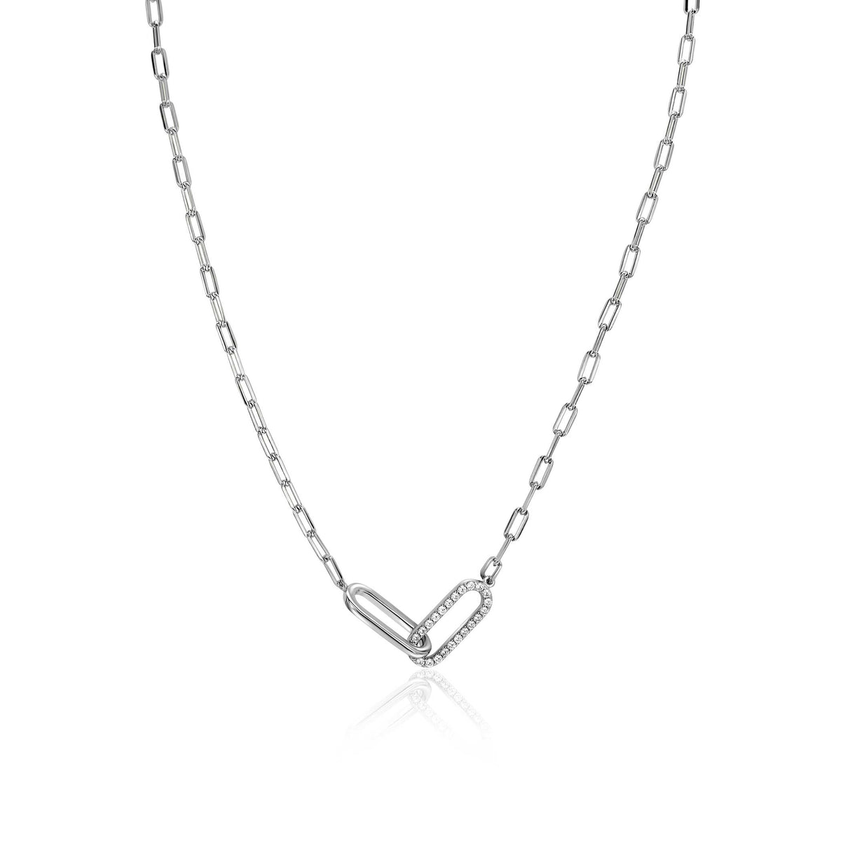 Zilveren ketting met een schakelontwerp en een hartvormige hanger, versierd met kleine steentjes.