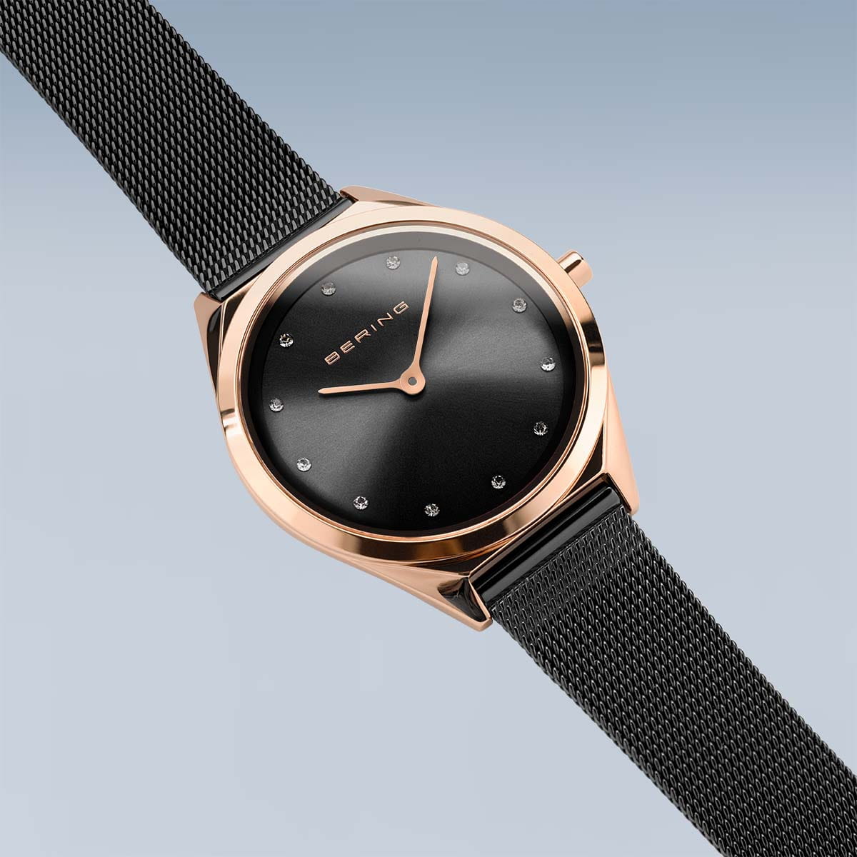 Het Bering 17031-162 polshorloge heeft een roestvrijstalen kast, zwarte wijzerplaat en een minimalistisch ontwerp met een roségouden kast en zwarte meshband. Het heeft krasbestendig saffierglas en kleine kristallen uurmarkeringen op de schone wijzerplaat.
