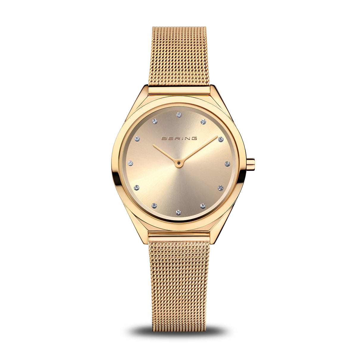 Berings 17031-333 dameshorloge heeft een minimalistisch design met een mesh band en een ronde wijzerplaat. Het heeft een subtiele gouden wijzerplaat, beschermd door saffierglas, versierd met kleine kristallen markeringen op elk uur en de merknaam elegant geplaatst onder de 12 uur markering.