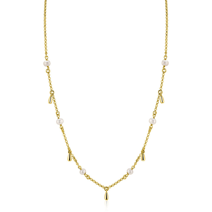 De Zinzi ketting ZIC2753 is een goudkleurige zilveren ketting van het merk Zinzi met gelijkmatig verdeelde zoetwaterpareltjes en goudkleurige druppelbedels, prachtig gepresenteerd op een witte achtergrond.