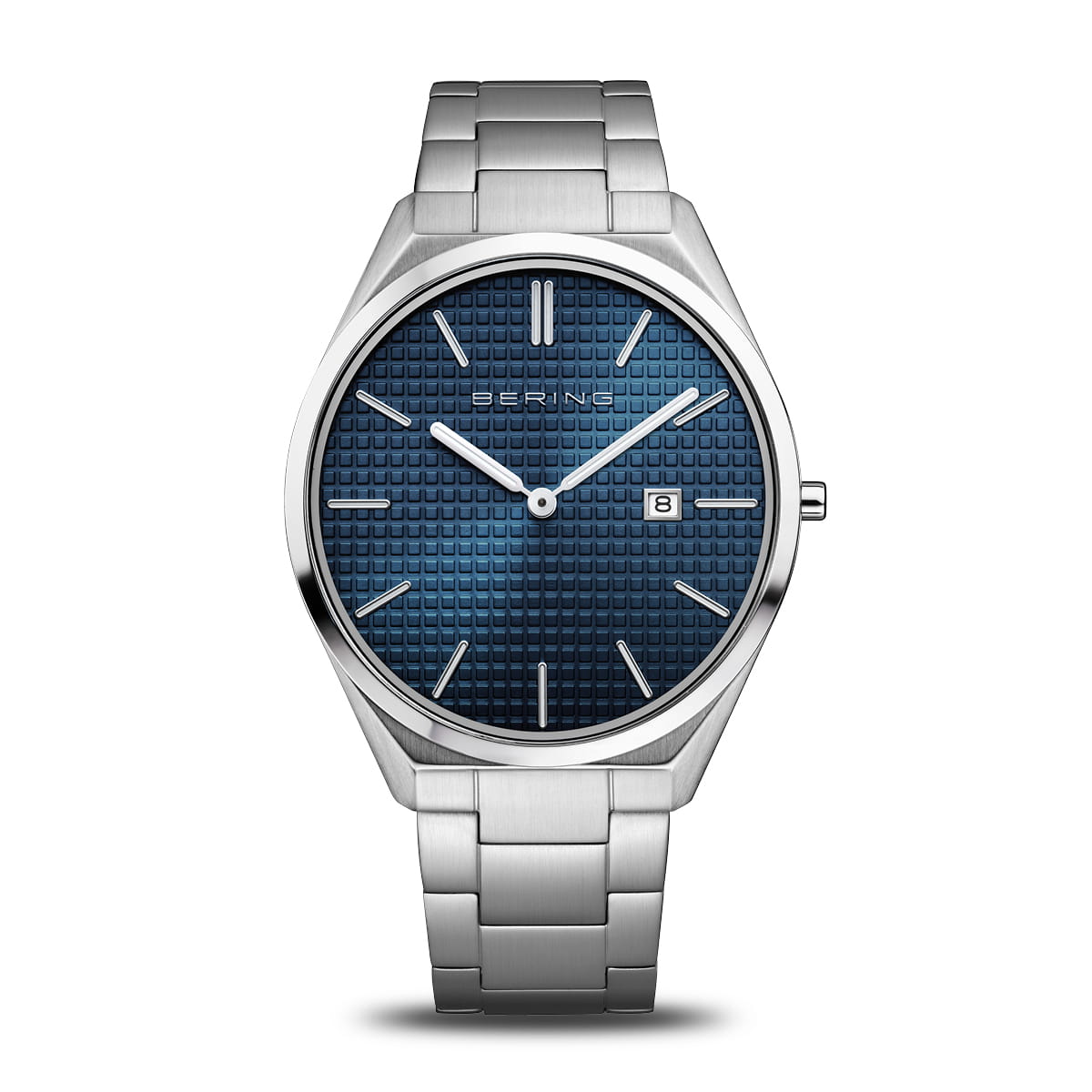 Heren horloge met blauwe wijzerplaat, zilveren kast en schakelband, met datumweergave.