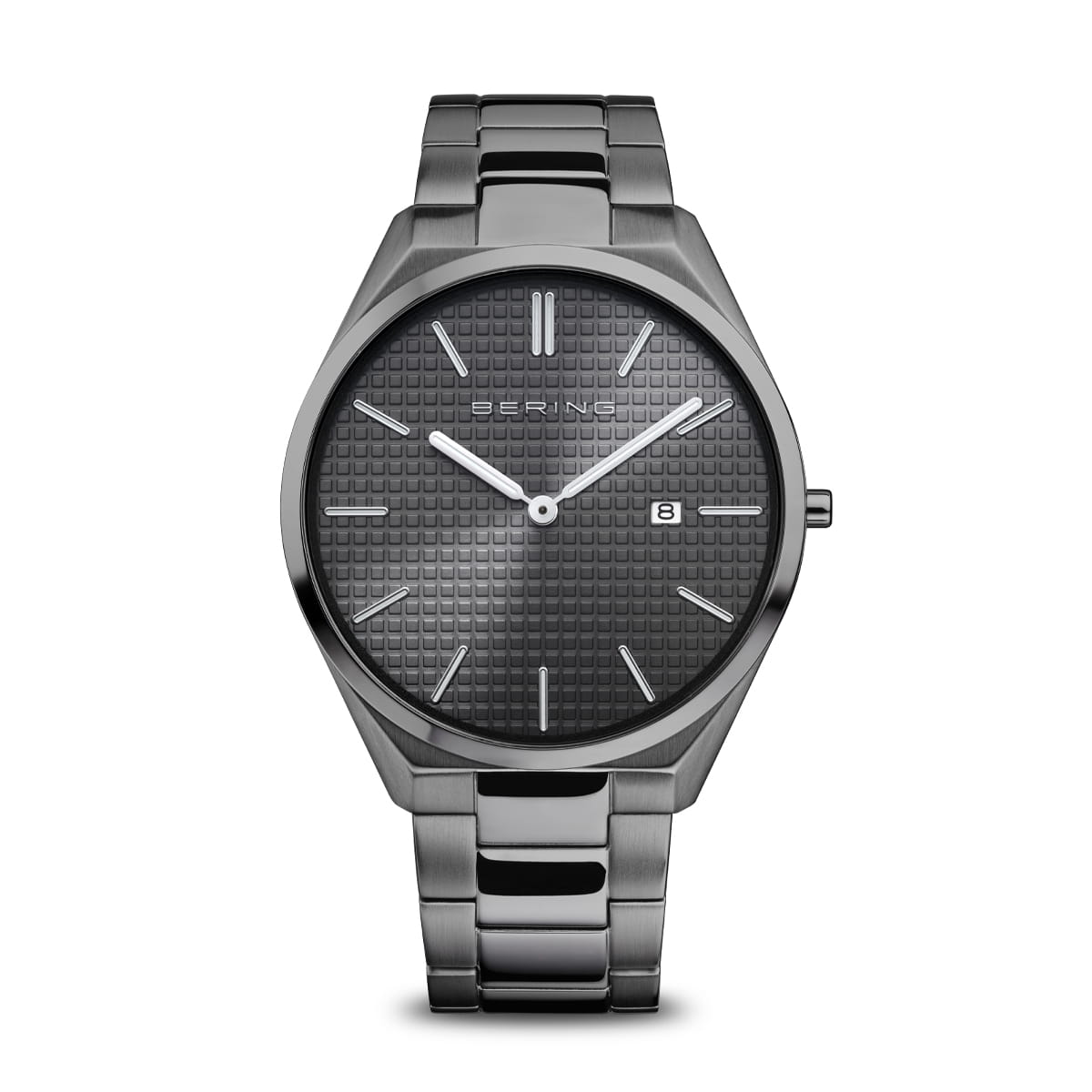 Zilveren horloge met een zwarte wijzerplaat en een gestructureerd patroon, voorzien van een metalen schakelband.