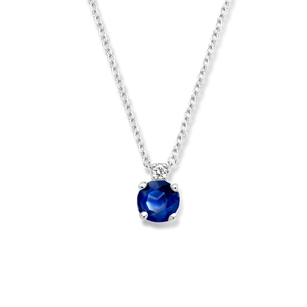 14K witgouden dames ketting van de Van der Kooij Collectie met saffier en diamanten hanger, fraai gepresenteerd tegen een eenvoudige witte achtergrond.