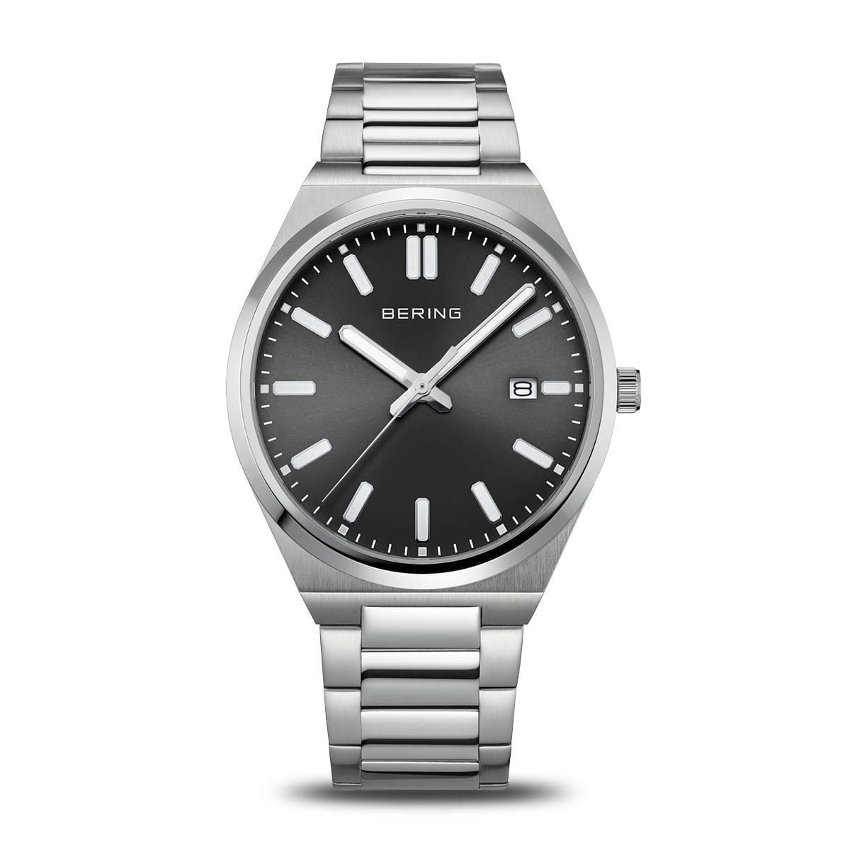 Heren horloge met zwarte wijzerplaat, zilveren stalen kast en schakelband, met datumaanduiding.
