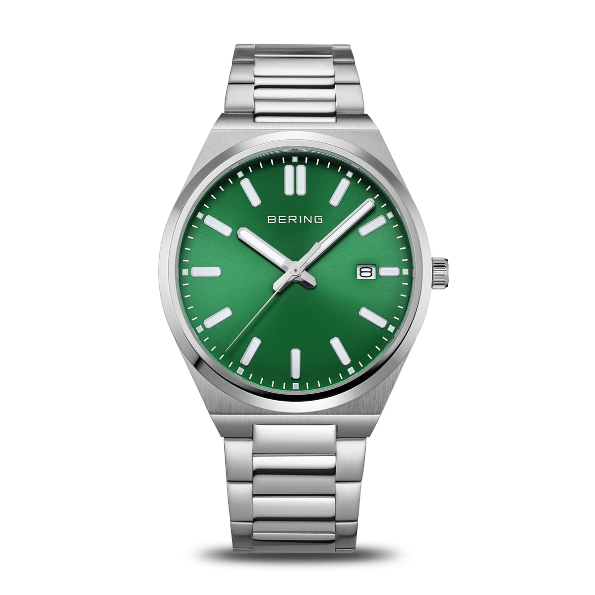 De Bering heren horloge groene wijzerplaat 17639-708 heeft een groene wijzerplaat met witte uurmarkeringen en wijzers, een quartz uurwerk, een datumvenster op 3 uur en een zilverkleurige metalen schakelband, afgebeeld op een effen witte achtergrond.