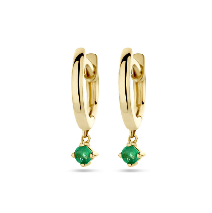 Van der Kooij Collectie klapoorringen smaragd 14K geelgoud: een paar geelgouden klapoorringen met kleine, ronde smaragd stenen hangers, getoond tegen een witte achtergrond.