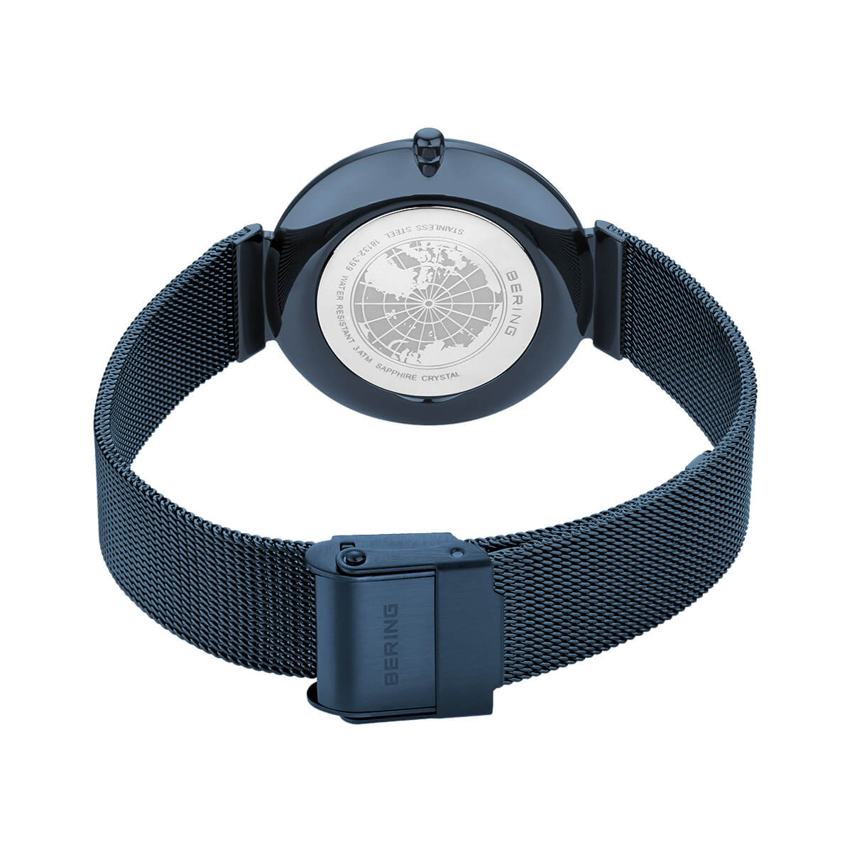 De afbeelding toont een Bering dameshorloge met een elegante Milanees band en gesloten sluiting. De kastachterkant gravering van een wereldbol met inscripties benadrukt het strakke design van de bering dameshorloge blauwe dial - 18132-399.