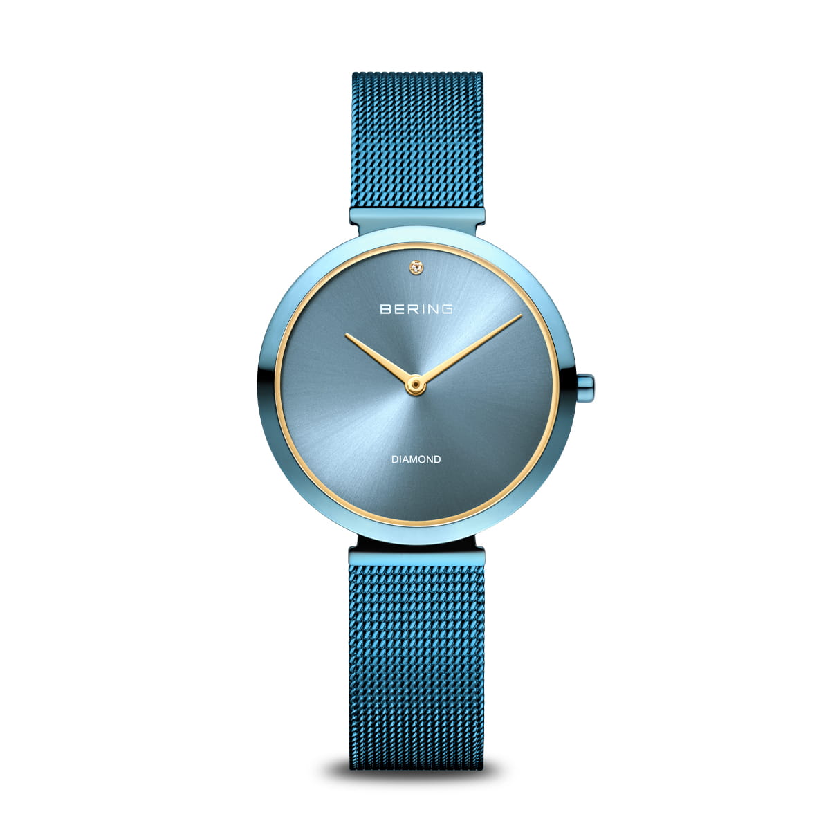 De Bering dames horloge blauwe wijzerplaat - 18132-Charity1 heeft een blauwe mesh band, blauwe wijzerplaat, gouden accenten en een diamant op 6 uur. Dit moderne RVS horloge heeft geen nummers en duurzaam saffierglas voor blijvende elegantie.