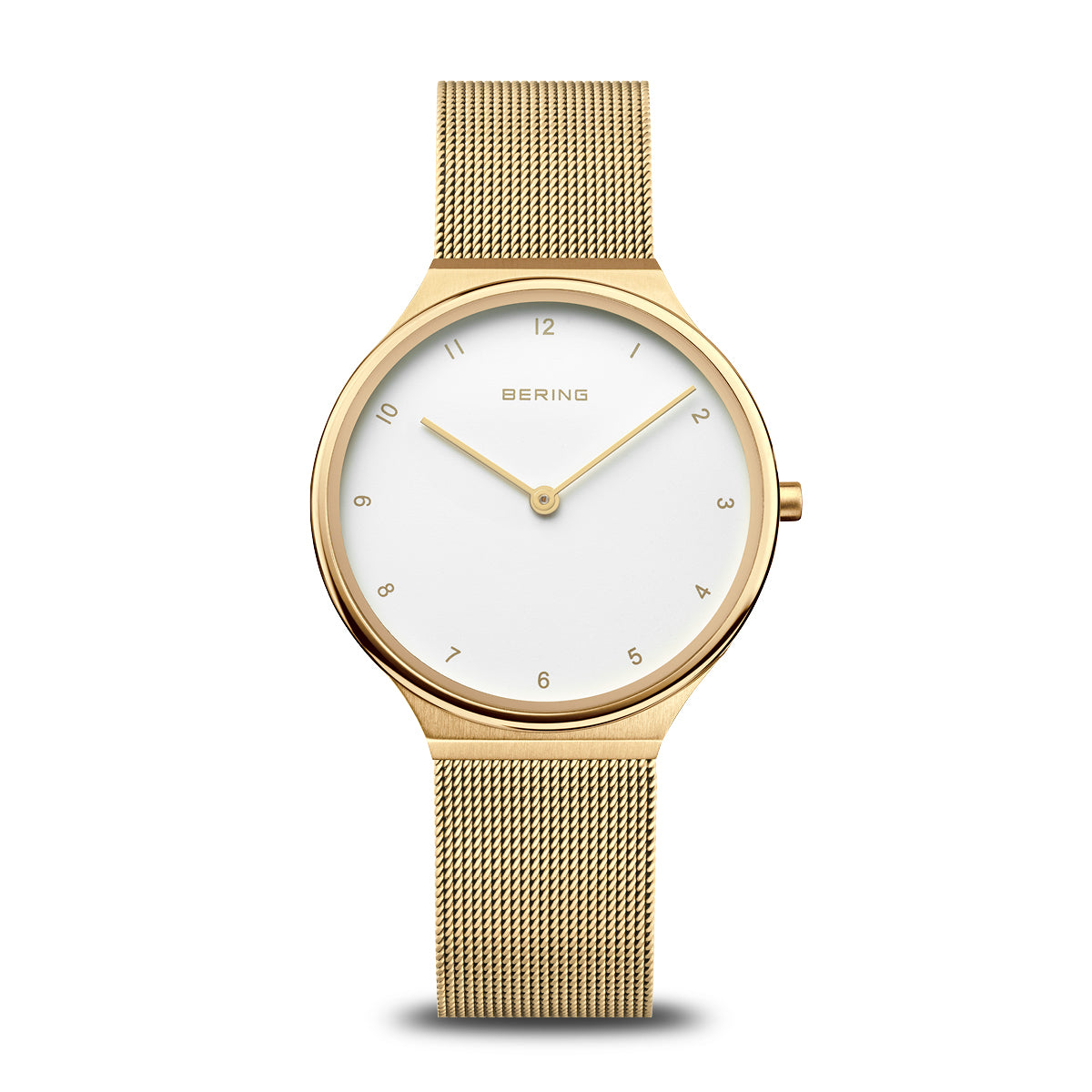 Het Bering dames horloge goud (model 18434-334) is een gouden polshorloge met een meshband, voorzien van een minimalistische witte wijzerplaat met uurmarkeringen, slanke gouden wijzers en de merknaam Bering net onder de 12-uurspositie.