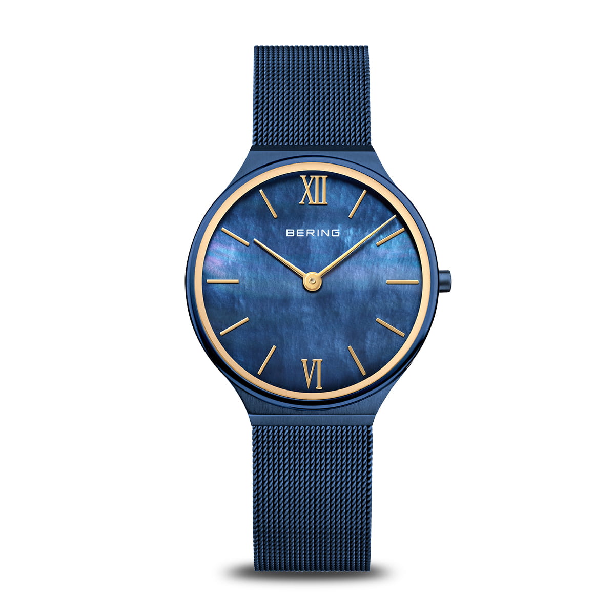 Blauw dameshorloge met een blauwe wijzerplaat en gouden Romeinse cijfers, afgewerkt met een mesh-band.