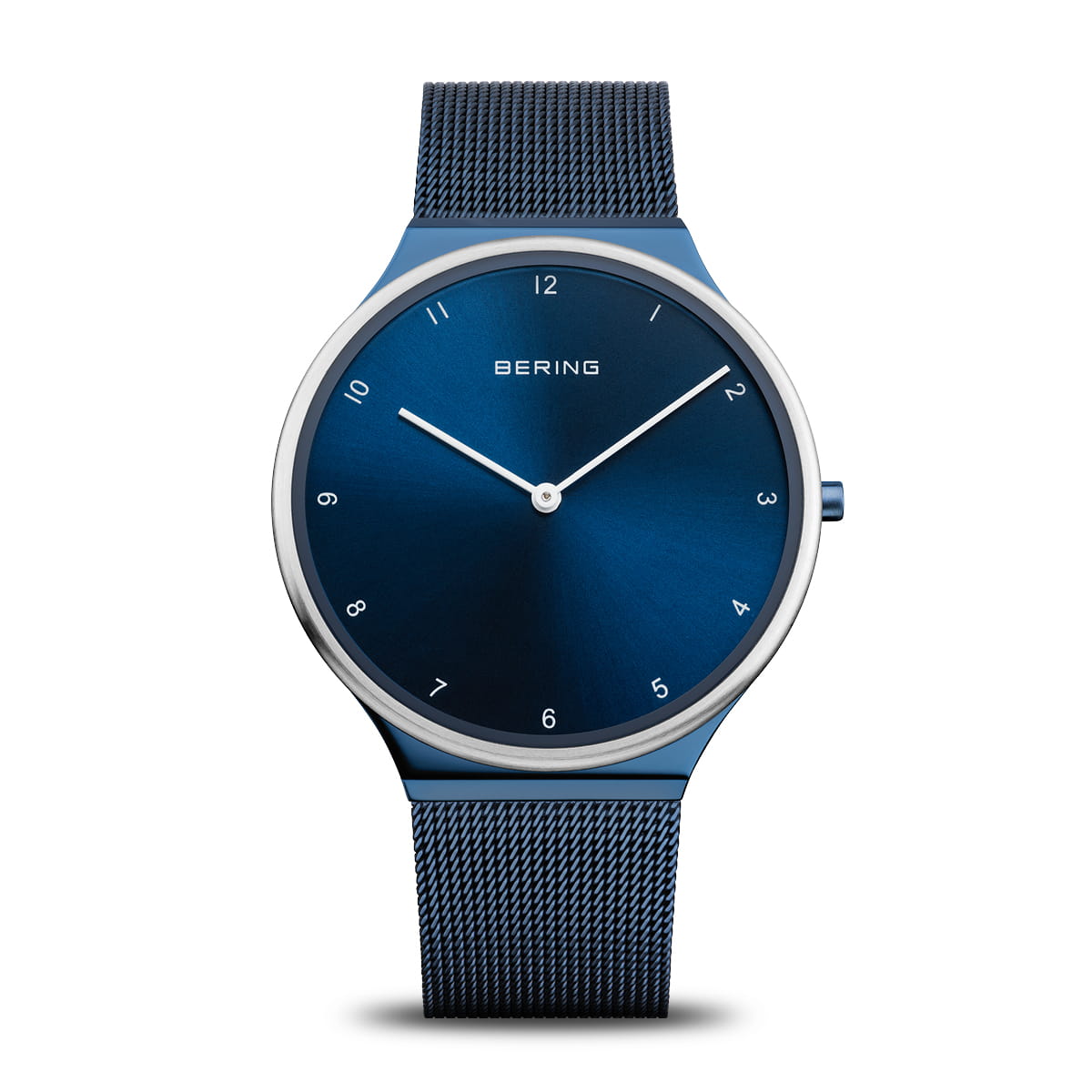 Dames horloge met blauwe wijzerplaat, zilveren kast en mesh-band.