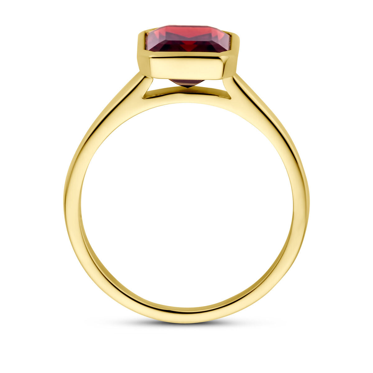 Een 14K geelgouden ring granaat van Van der Kooij Collectie, met een hexagon-vormige rode granaat in solitaire zetting, gefotografeerd van opzij voor de slanke band en opvallende steen.