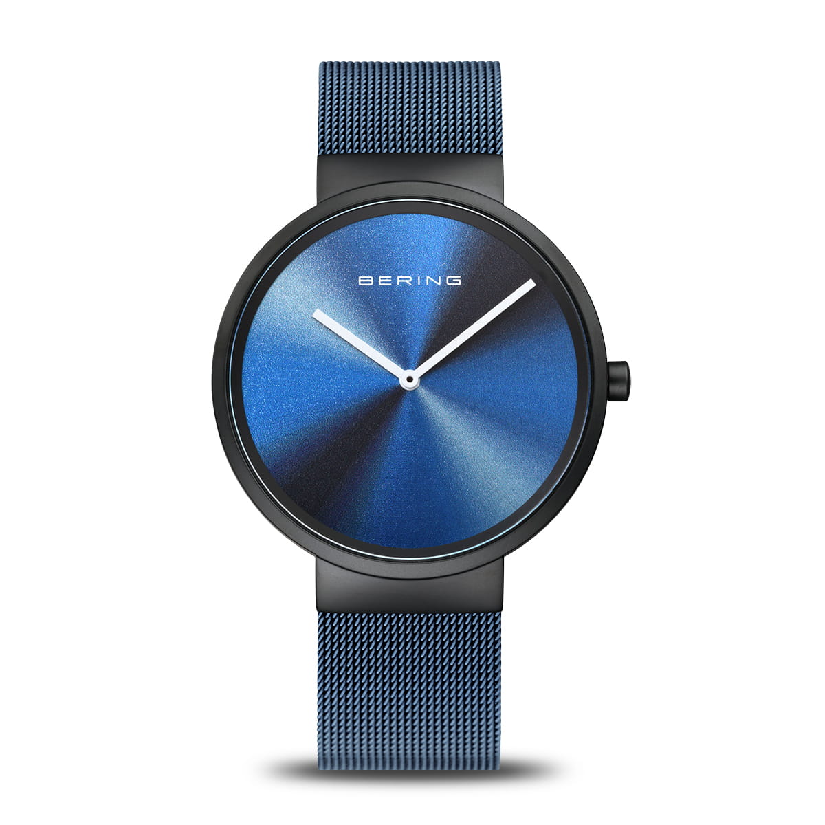 Heren horloge met veelkleurige wijzerplaat, zwarte kast en blauwe mesh-band.
