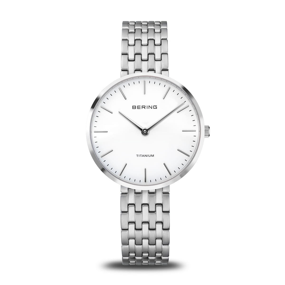 Het Bering dameshorloge 19334-004 heeft een minimalistisch design met een witte wijzerplaat, zwarte markeringen en minutenwijzers, TITANIUM op de wijzerplaat en een zilveren schakelband. Het saffierglas kristal verbetert de duurzaamheid van dit elegante uurwerk.
