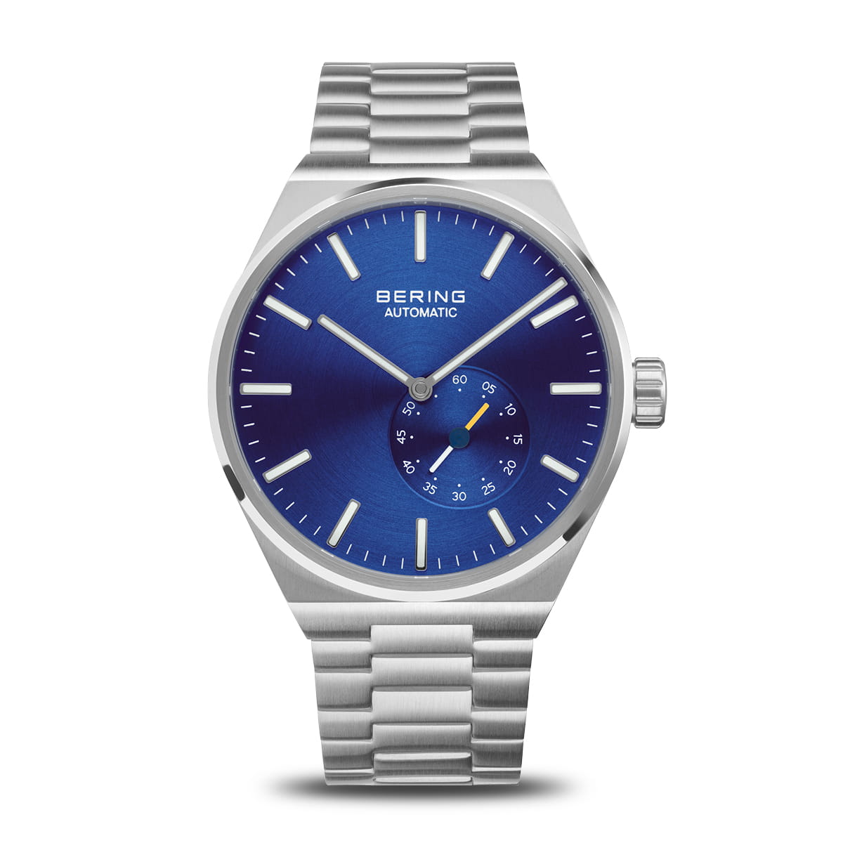 Heren horloge met blauwe wijzerplaat, zilveren kast en schakelband, en een subdial voor de secondewijzer.