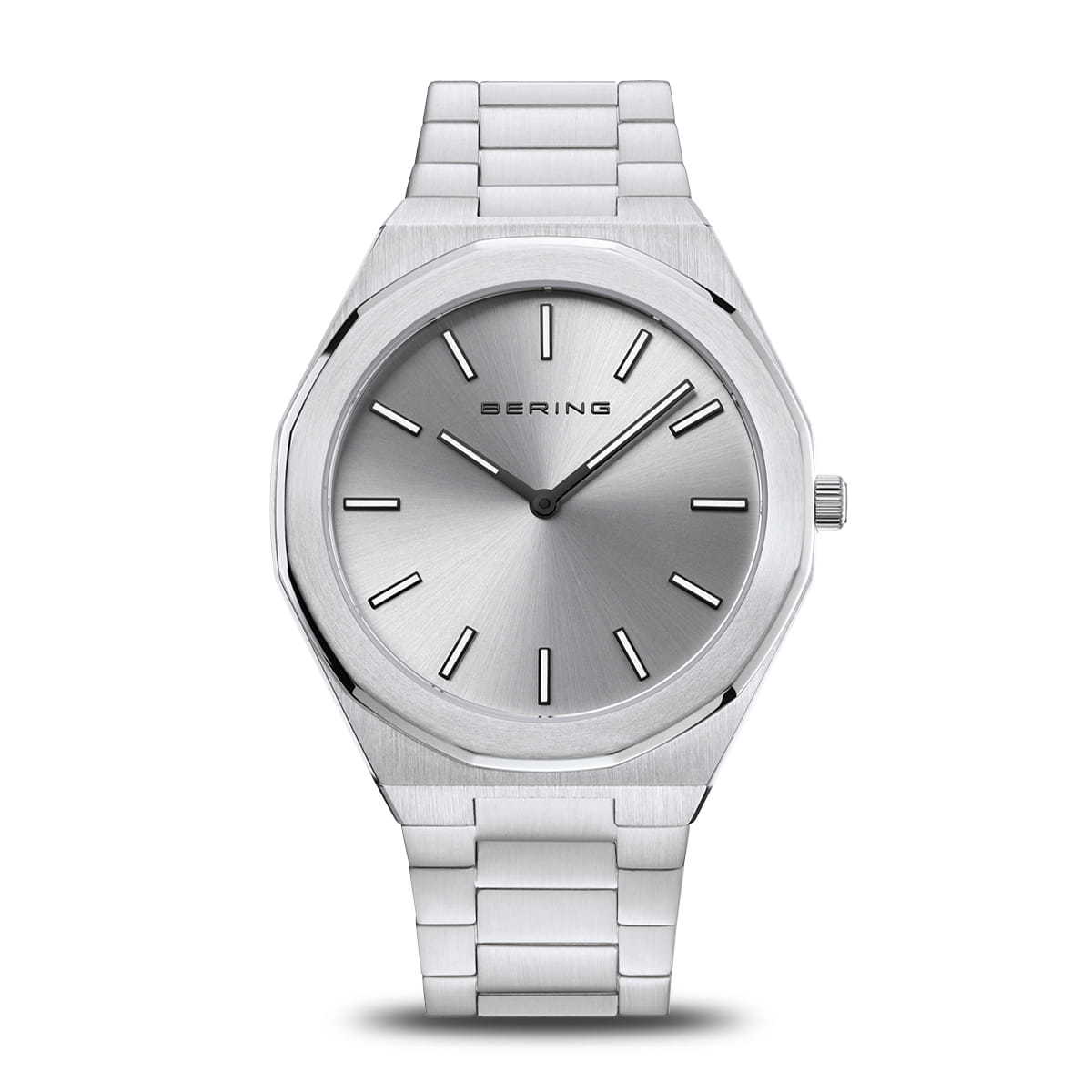 Een strak Bering herenhorloge, model 19641-700, heeft een achthoekige zilveren wijzerplaat met minimalistische markeringen en wijzers. Het heeft een metalen band en een saffierglas deksel. Het quartz uurwerk zorgt voor precisie en toont trots het merk Bering.