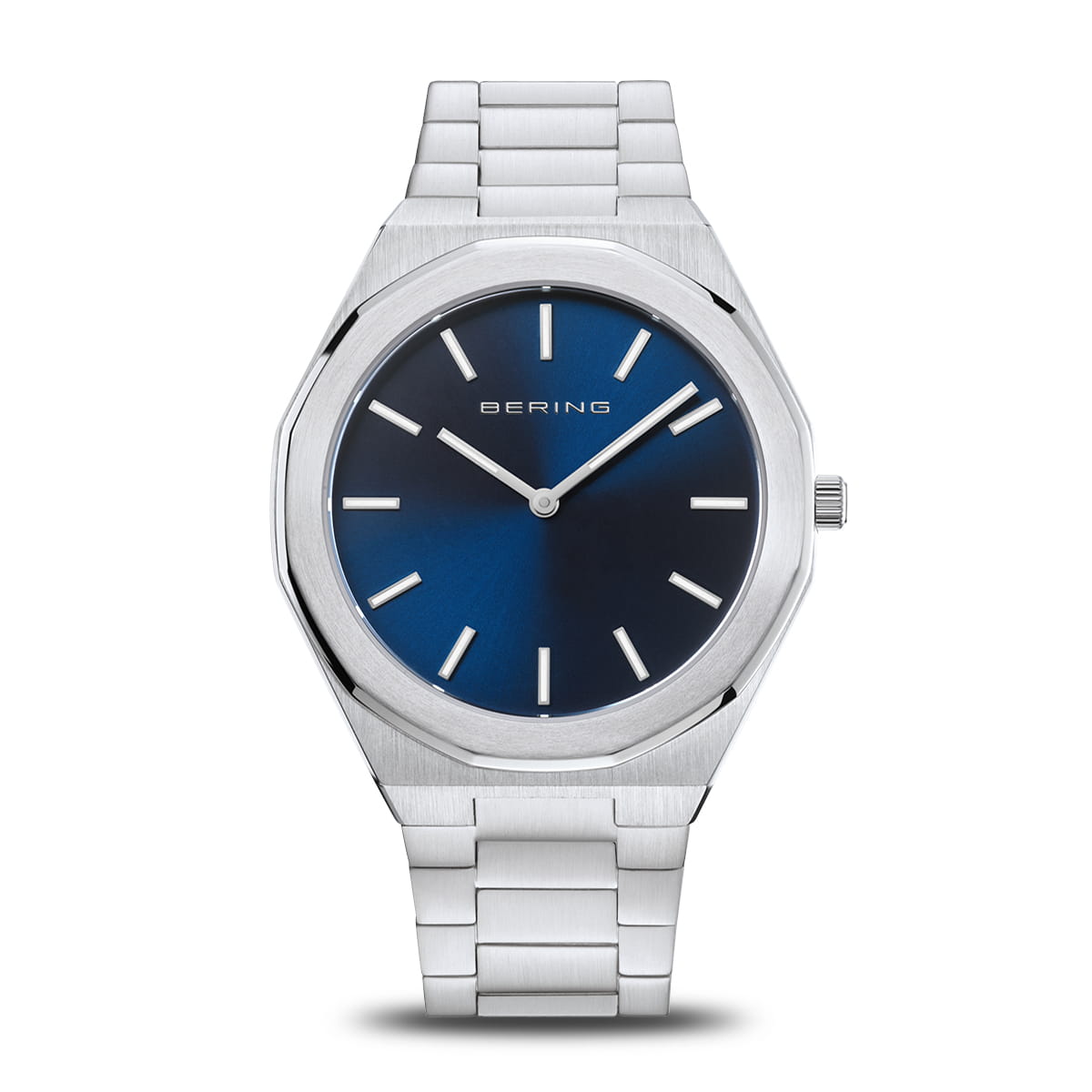 Herenhorloge met blauwe wijzerplaat, zilveren kast en schakelband, octagonale vorm.
