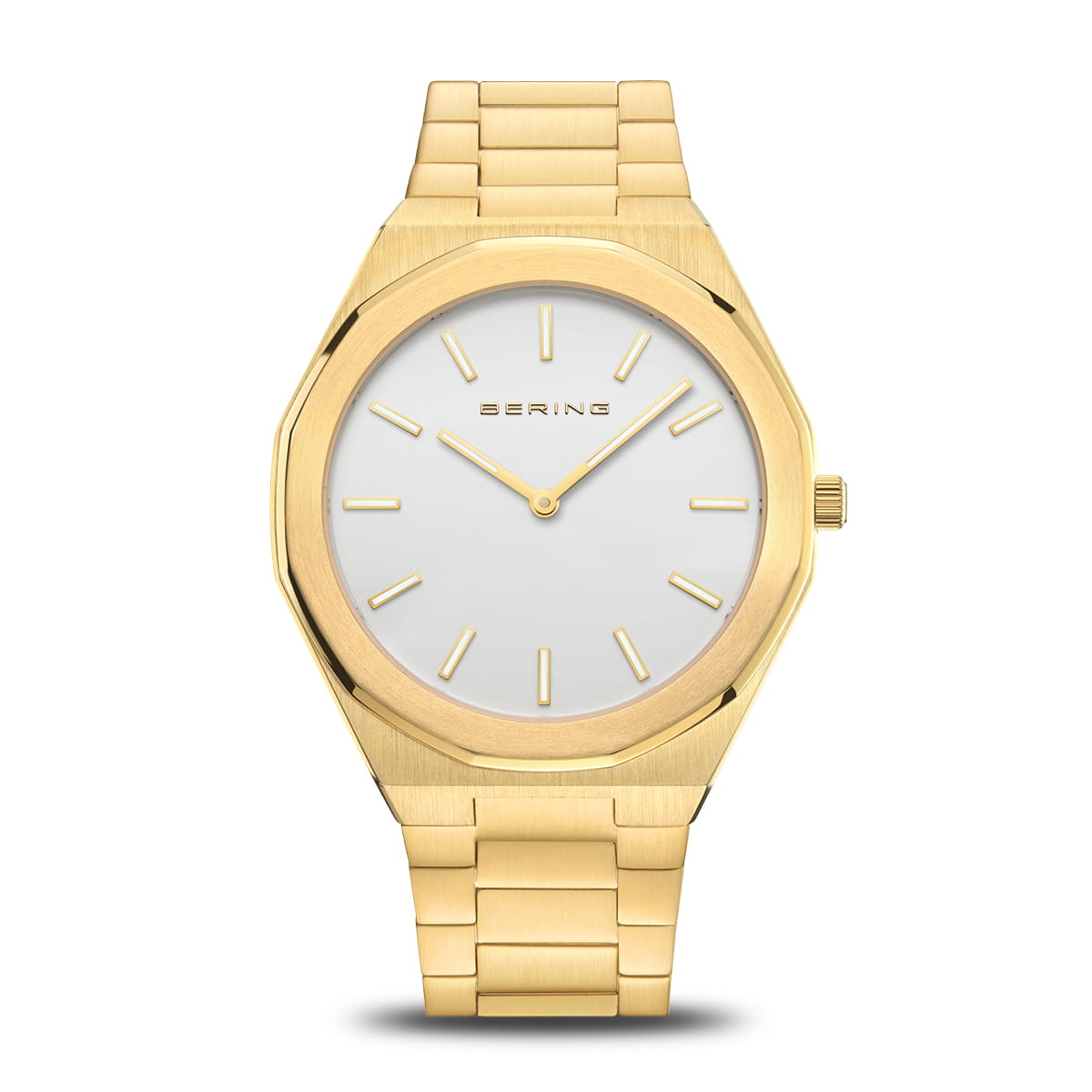 Getoond wordt een Bering herenhorloge met een strak design; Het heeft een ronde zilveren wijzerplaat met gouden markeringen en wijzers onder saffierglas. De goudkleurige roestvrijstalen band complementeert de kast, terwijl Bering in goud schittert op de wijzerplaat. Model: 19641-730.