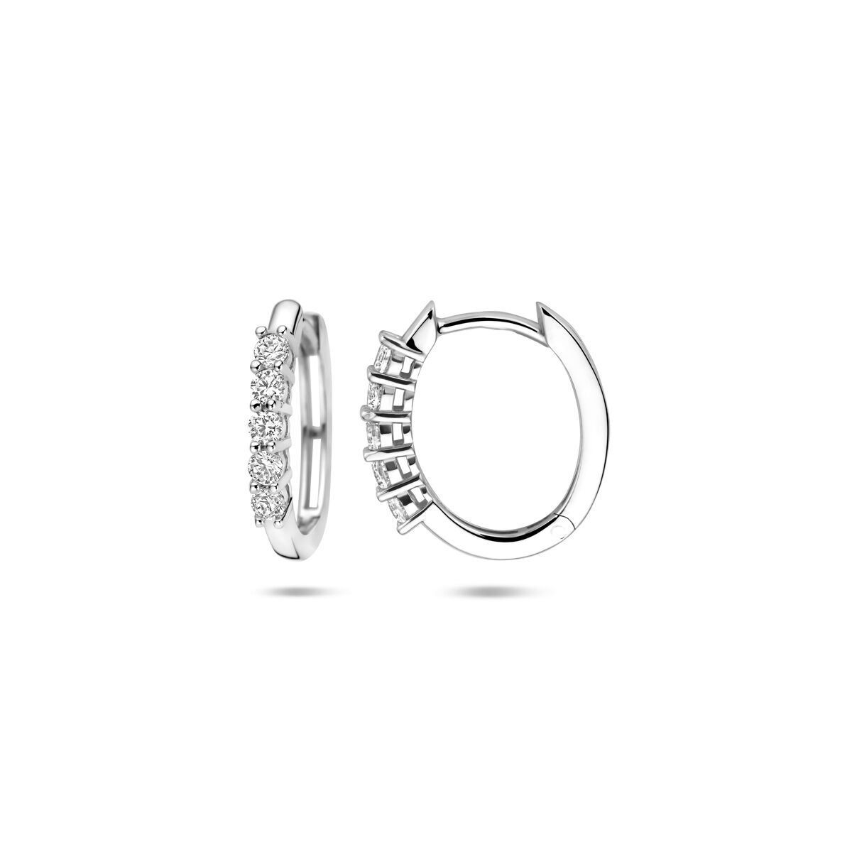 Zilveren klapoorringen van gerhodineerd 925 zilver met vijf zirkonia-steentjes aan de voorkant.