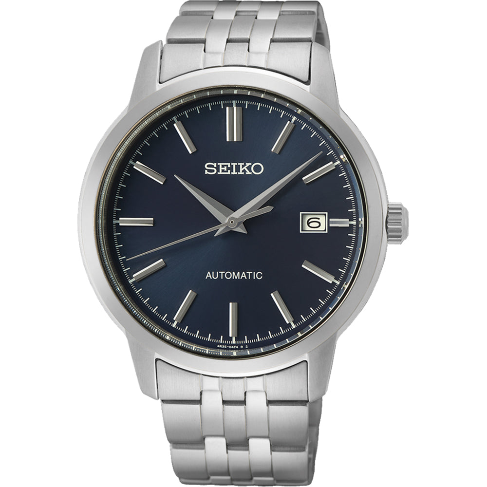 De Seiko heren horloge SRPH87K1 heeft een zilverkleurige metalen band, donkerblauwe wijzerplaat, zilverkleurige markers en wijzers, datumvenster op 3 uur en is waterbestendig tot 10ATM voor veelzijdig dagelijks gebruik.