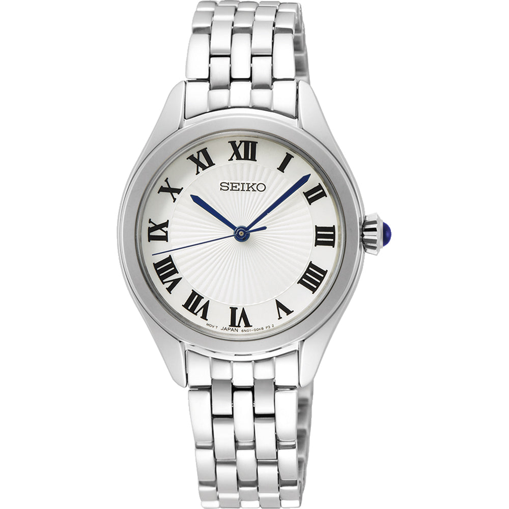 Zilveren dames horloge met een witte wijzerplaat en Romeinse cijfers, voorzien van een metalen schakelband.