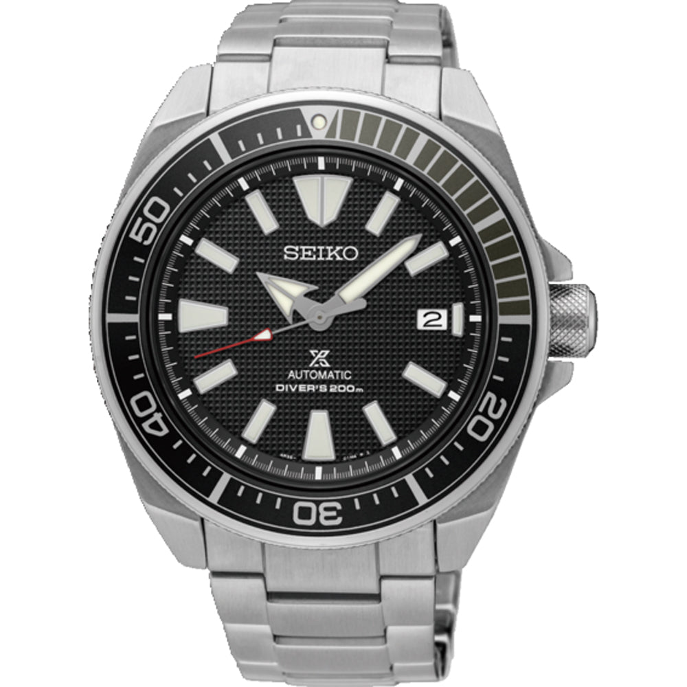Het Seiko Prospex heren horloge SRPF03K1 is een zilveren duikhorloge met een zwarte wijzerplaat met grote witte uurmarkeringen, wijzers en datumvenster op 3 uur. Het heeft Automatic Divers 200m tekst, een lunette minutenschaal, een automatisch uurwerk en een metalen band.