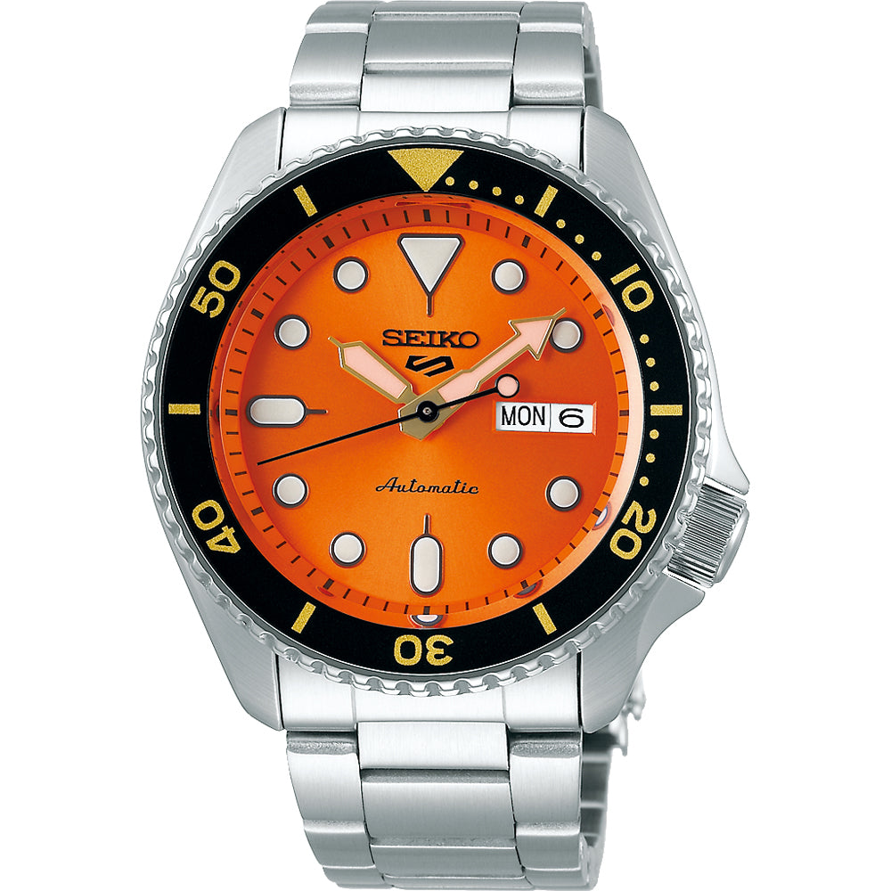 Heren horloge met oranje wijzerplaat, zilveren stalen band, zwarte lunette en automatische functie.