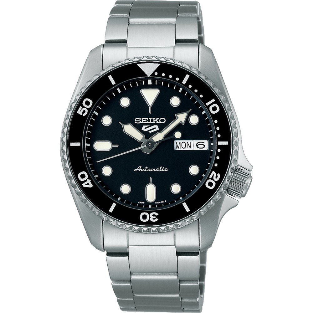 Zilveren heren horloge met zwarte wijzerplaat, automatische beweging en datumaanduiding.