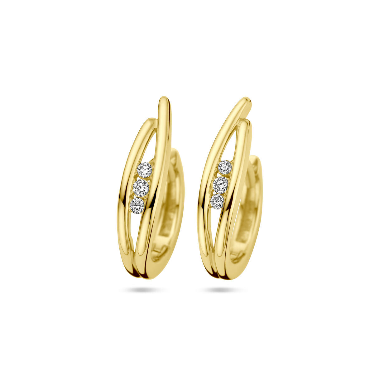 Klapoorringen van 14K geelgoud met drie kleine diamanten van in totaal 0.10ct (2x 0.05ct) in een moderne, golvende vorm.