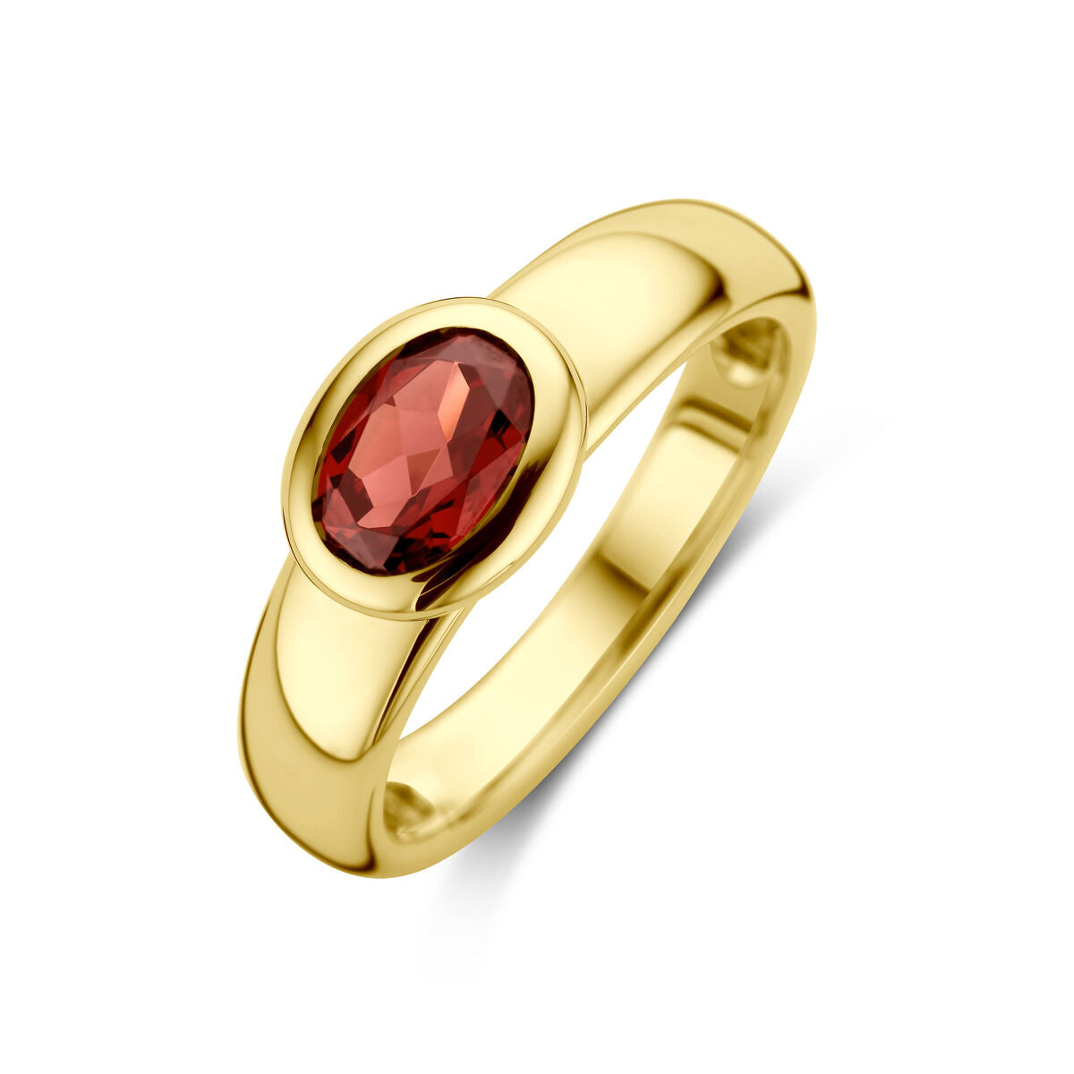 Ring van 14K geelgoud met een ovale granaatsteen in het midden.