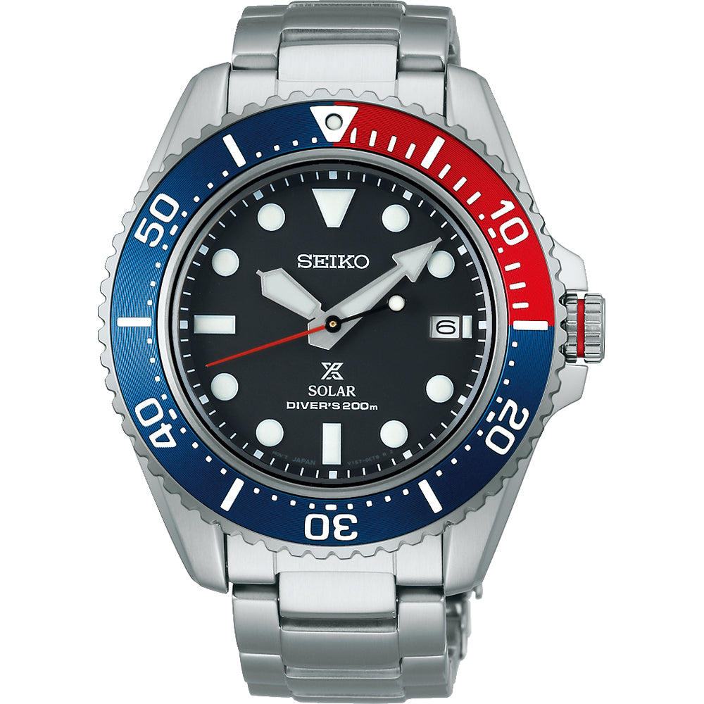 Zilveren heren horloge met zwarte wijzerplaat, blauwe en rode lunette, en datumaanduiding.