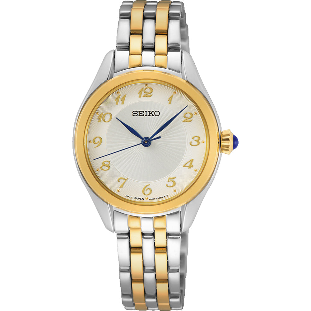 Het Seiko dameshorloge SUR380P1 heeft een ronde goud- en zilverkleurige wijzerplaat met blauwe wijzers en Arabische cijfers. De tweekleurige band combineert gouden en zilveren schakels, met een kroon met blauwe accenten. Dit elegante horloge is voorzien van een betrouwbaar quartz uurwerk.