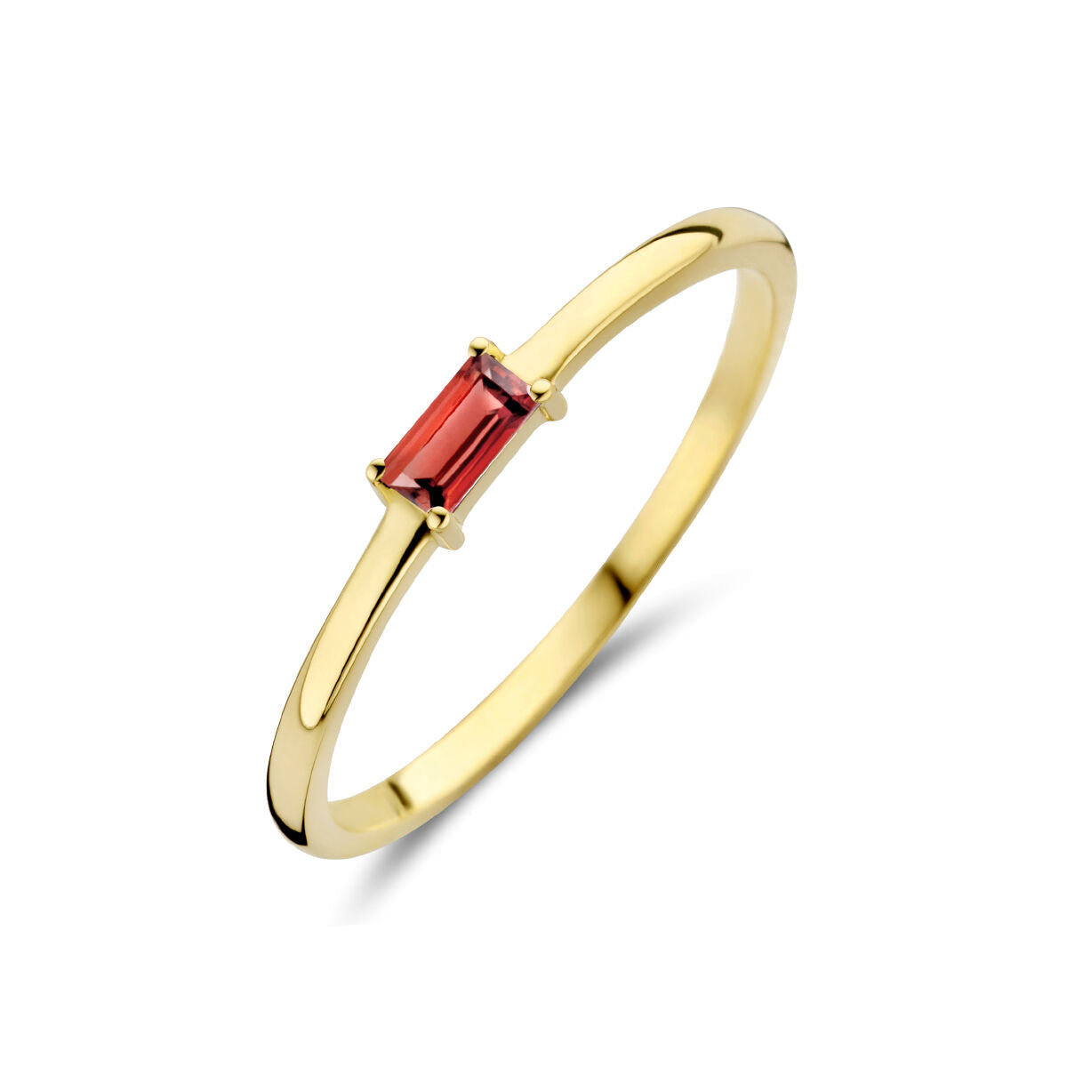 The ring met geboortesteen granaat januari 14K geelgoud van Van der Kooij Collectie heeft een fijne band en een rechthoekige, baguette-geslepen granaat in het midden. De ring is gefotografeerd op een witte achtergrond.