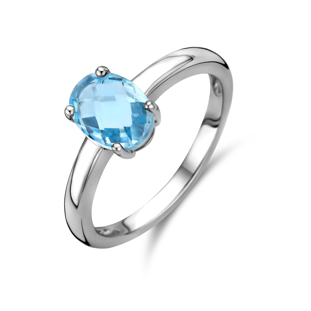 De Van der Kooij Collectie ring blauw topaas zilver gerhodineerd is een damesring met grote ovaal geslepen blauwe topaas in een vierpoots zetting, getoond op een witte achtergrond.