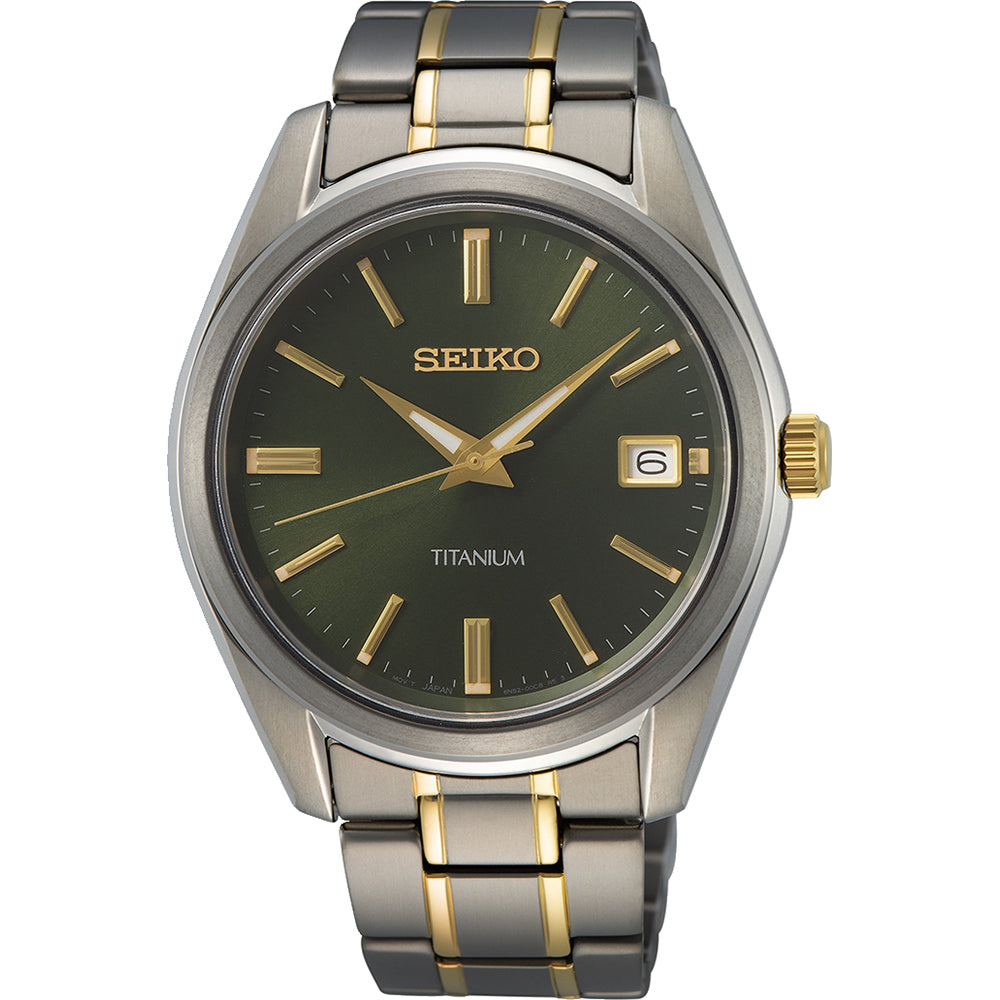 Het Seiko heren horloge SUR377P1 heeft een kast en band van titanium met goudkleurige accenten, saffierglas bescherming, een donkergroene wijzerplaat met gouden uurmarkeringen en wijzers, plus een datumaanduiding op 3 uur.