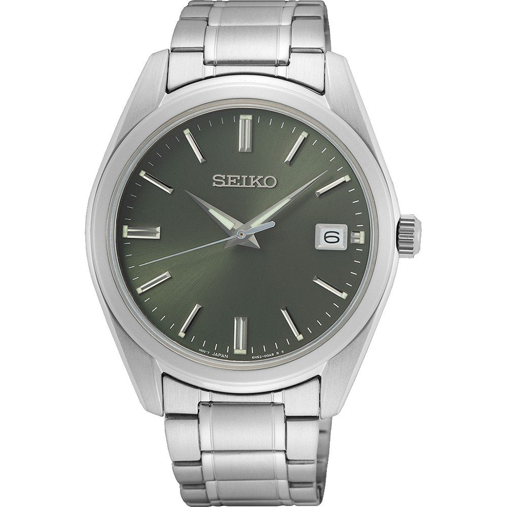 Het Seiko heren horloge SUR527P1 heeft een metallic zilveren band, groene sunburst wijzerplaat, zilveren uurmarkeringen en wijzers, datumweergave op 3 uur en zilveren lunette. Het saffierglas zorgt voor duurzaamheid, terwijl de waterdichtheid van 10ATM betrouwbaarheid biedt. Het horloge wordt weergegeven op 10:08.