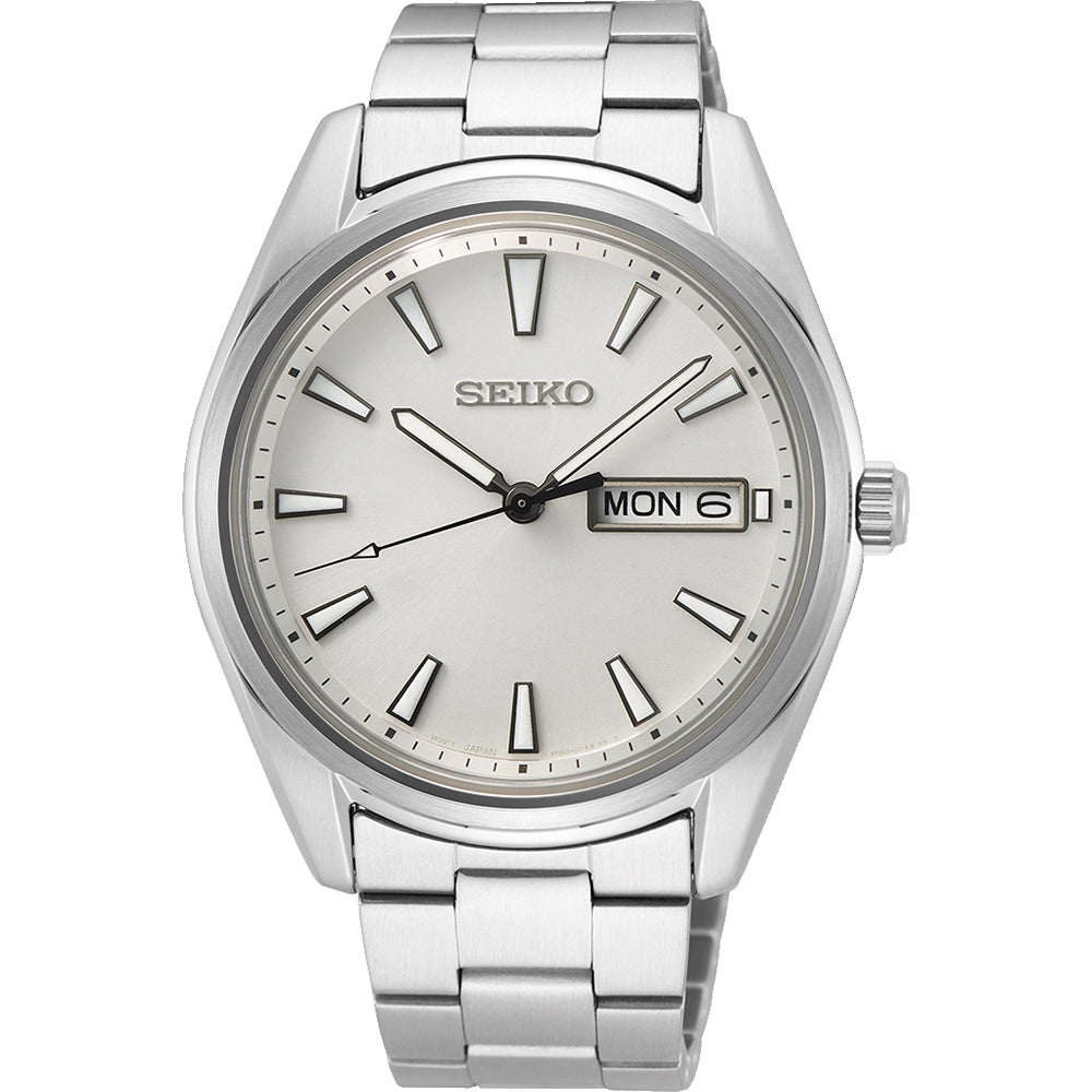 Zilveren heren horloge met een zilveren wijzerplaat, datuma- en dagweergave, en een metalen schakelband.