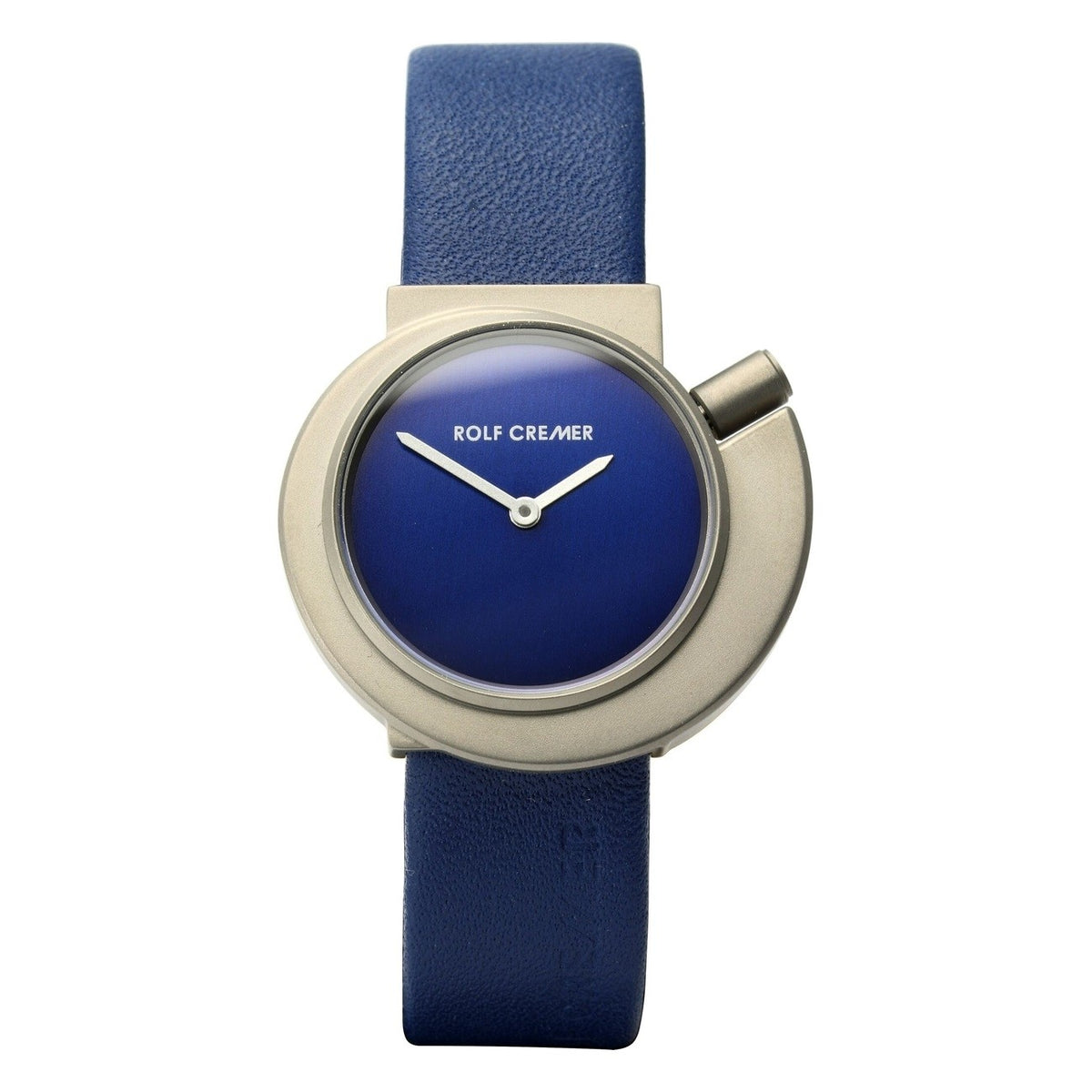Blauw horloge met ronde wijzerplaat, zilveren kast en leren band.