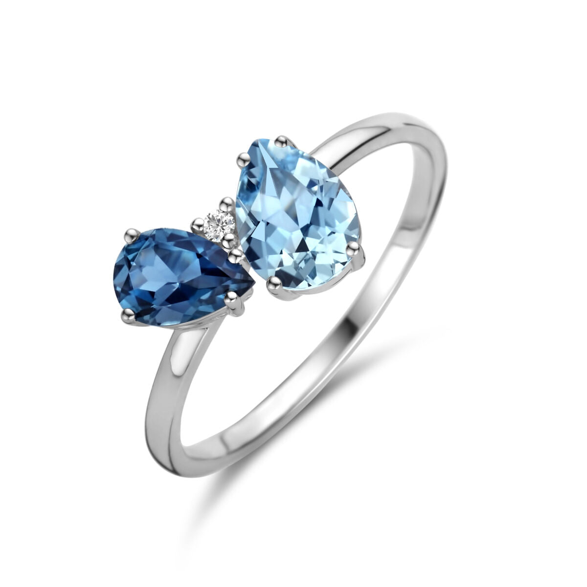 Een Van der Kooij Collectie trilogie ring in 14K witgoud met naast elkaar gezette London blauwe topaas, blauwe topaas en een 0,01ct H P1 diamant op een witte achtergrond.