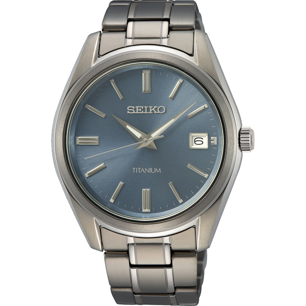 Het Seiko heren horloge SUR371P1 heeft een titanium kast, een zilvergrijze metalen band, een blauwe wijzerplaat met zilverkleurige markeringen en wijzers, saffierglas, een datumvenster op 6 en een waterbestendigheid van 10 ATM voor dagelijks gebruik.