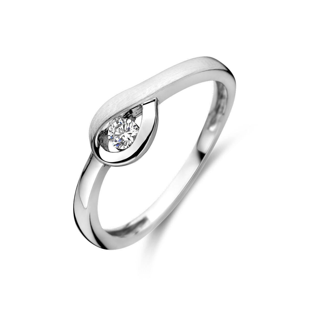 Een moderne, gerhodineerde zilveren ring zirkonia poli/mat van Van der Kooij Collectie, met een uniek asymmetrisch ontwerp en een ronde zirkonia in deels bezel zetting op een gepolijste, gebogen band tegen witte achtergrond.