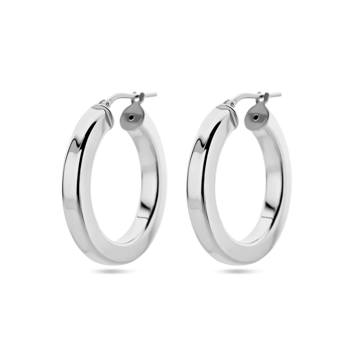 Een paar glanzende Van der Kooij Collectie oorringen vlakke buis zilver gerhodineerd met een gladde, gepolijste afwerking, getoond naast elkaar op een witte achtergrond.