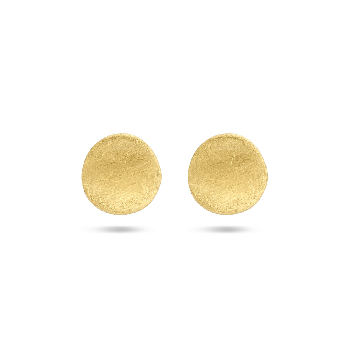 Een paar oorknoppen kras 14K geelgoud van Van der Kooij Collectie wordt getoond op een effen witte achtergrond, waardoor hun tijdloze schoonheid wordt benadrukt.
