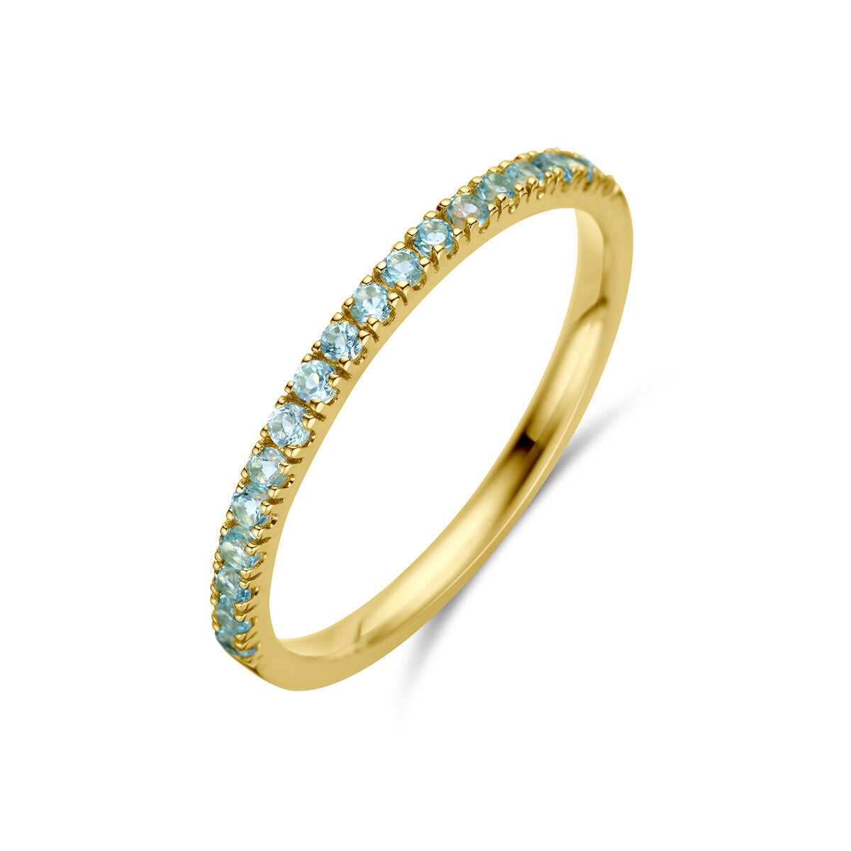 De Van der Kooij Collectie ring met geboortesteen blauw topaas december in 14K geelgoud is een delicate band met kleine blauwe topaas stenen langs de bovenzijde, weergegeven tegen een witte achtergrond.