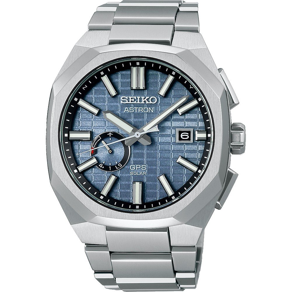 Heren horloge met zilveren stalen band, blauwe wijzerplaat met reliëf en chronograaffunctie.