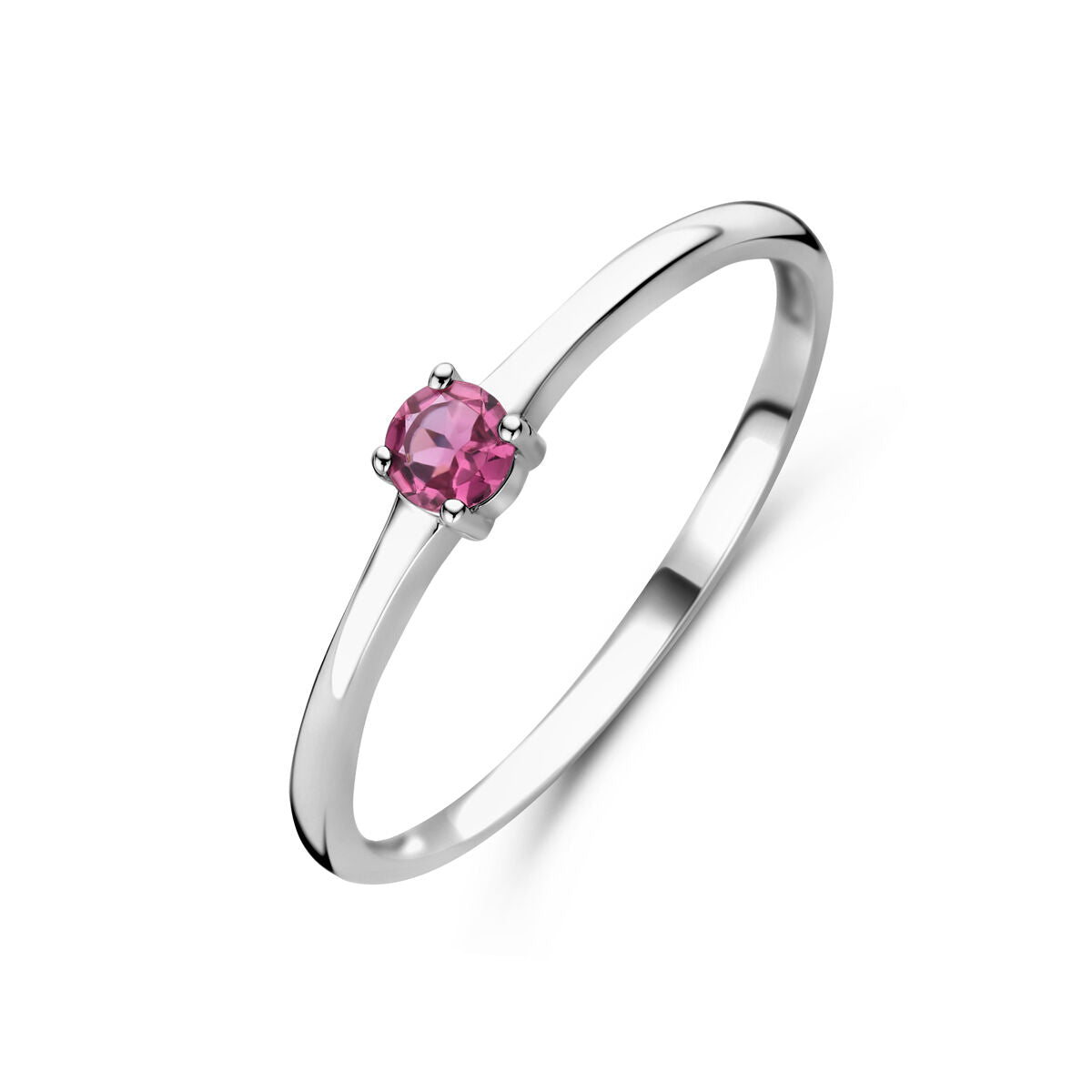 De Van der Kooij Collectie ring met geboortesteen roze toermalijn oktober is een gerhodineerde 925 zilveren ring met een ronde roze toermalijn in vierpoots zetting, getoond op een witte achtergrond.