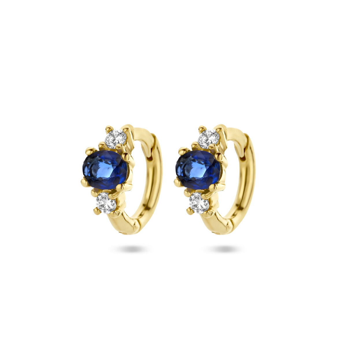 De Van der Kooij Collectie klapoorringen saffier en diamant 0.10ct (2x0.05ct) h si in 14K geelgoud combinatie luxe met verfijning: elke oorbel heeft een saffier en twee gedraaide diamanten in een prongzetting.