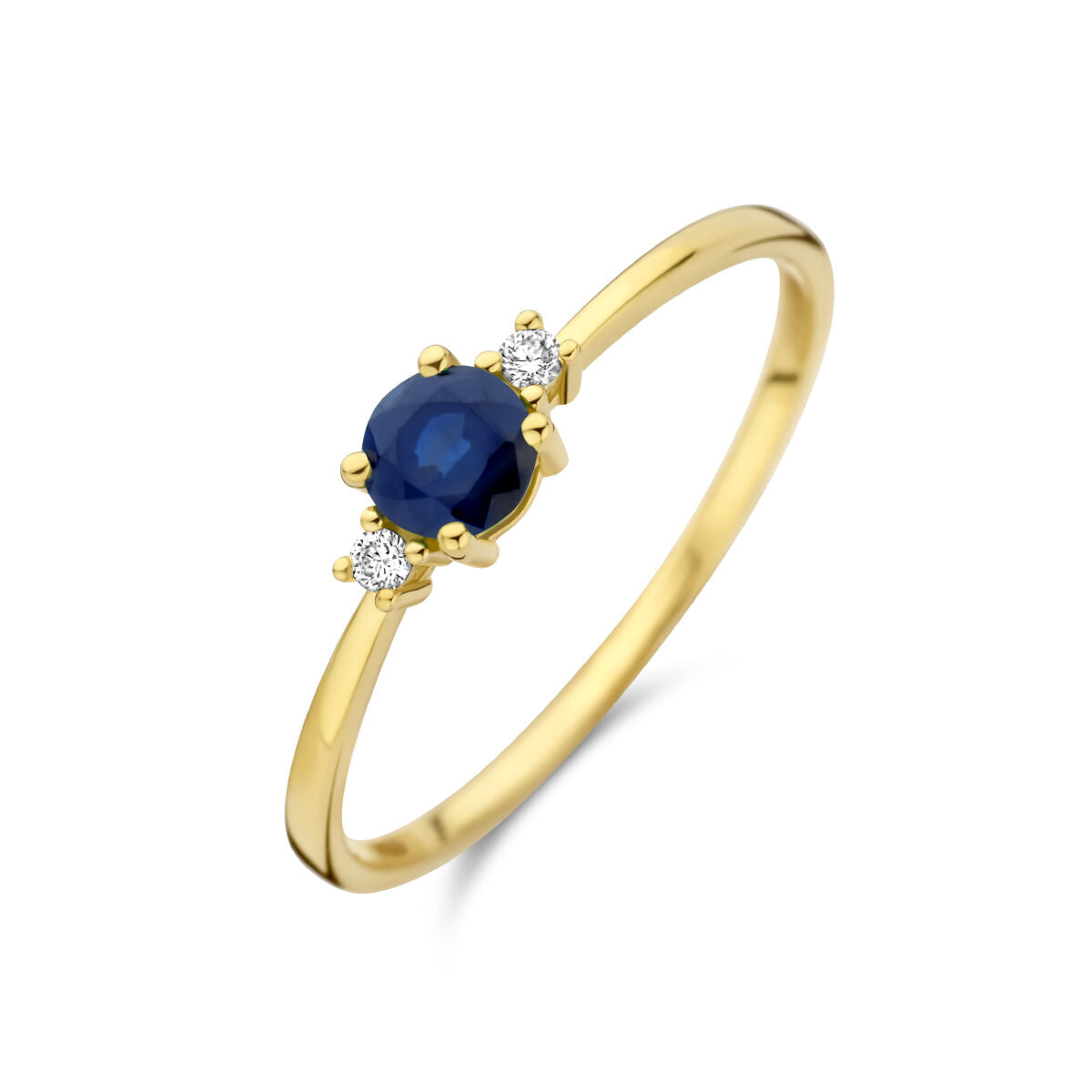 De Van der Kooij Collectie ring trilogie in 14K geelgoud heeft een ronde saffier als middelpunt, met aan weerszijden twee witte diamanten van samen 0,03ct (2x 0,015ct).