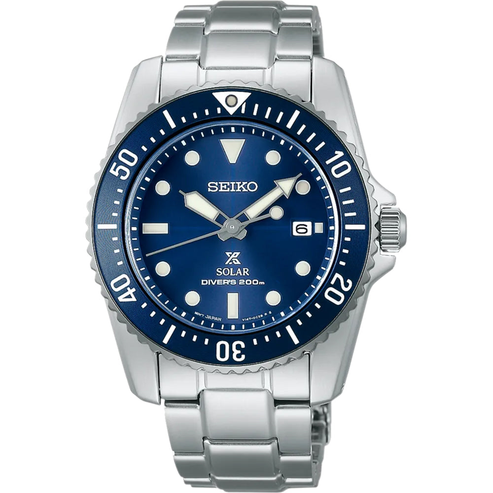 Zilveren heren horloge met blauwe wijzerplaat, duikfunctie en een stalen band.